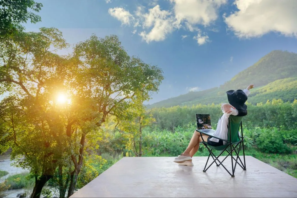 The Fibonan như một biểu tượng vươn lên giữa miền xanh thuần khiết.